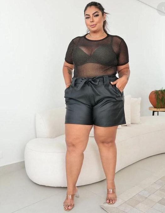 SHORT CURTO PLUS SIZE COURO ECOLÓGICO