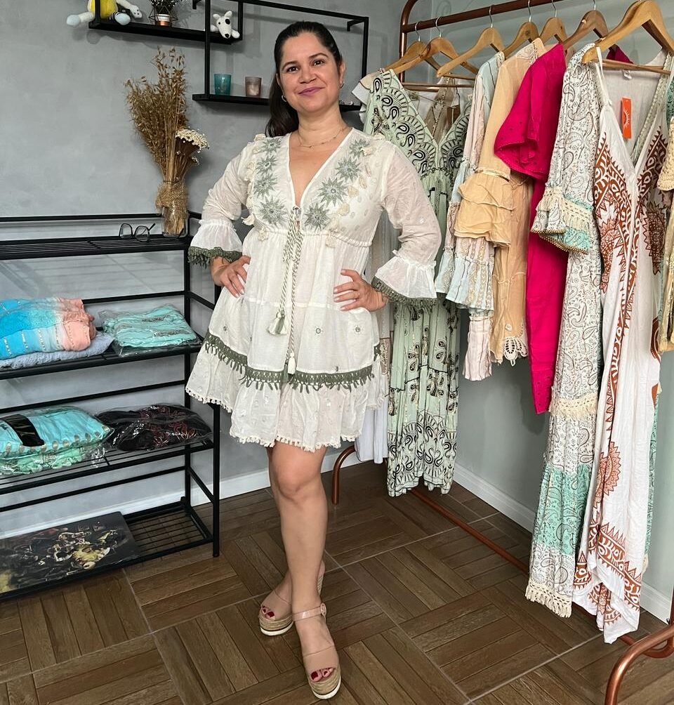 VESTIDO CURTO FEMININO BORDADOS E FRANJA - MANGA LONGA FLARE
