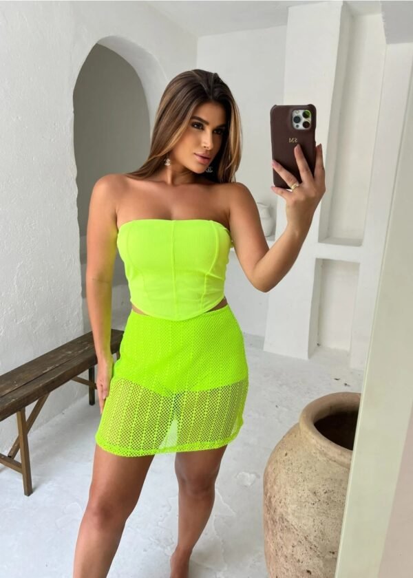 Conjunto Neon com Saia de Tela e Cropped Estiloso