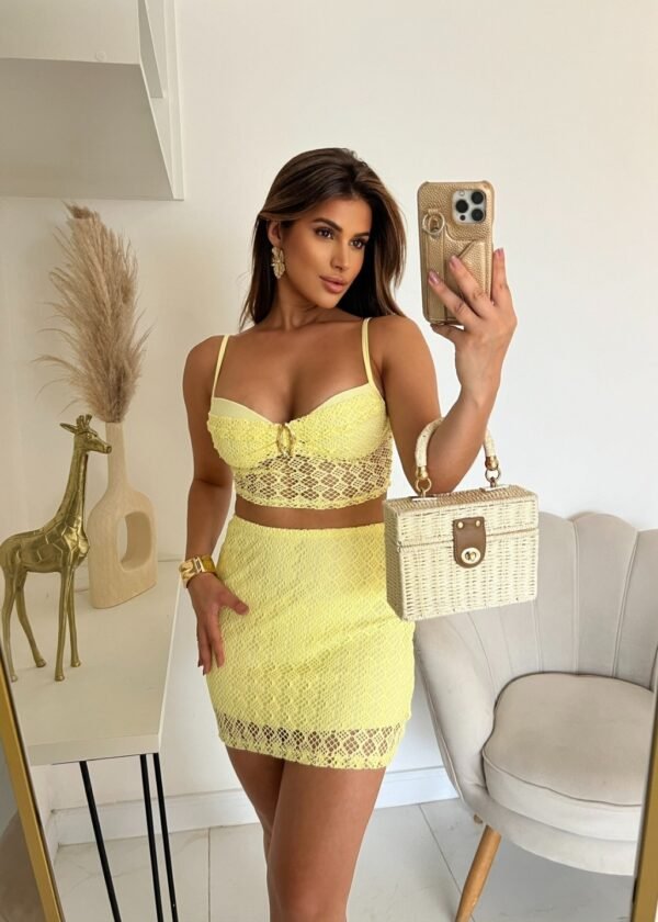 Conjunto Crochê Amarelo com Top Estruturado e Detalhes Vazados